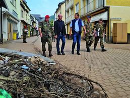 Bestandsaufnahme nach der Flut: General Carsten Breuer (li.), Bürgermeister Ingo Pfennings, General Martin Schelleis (2.v.re.). Foto: Privat