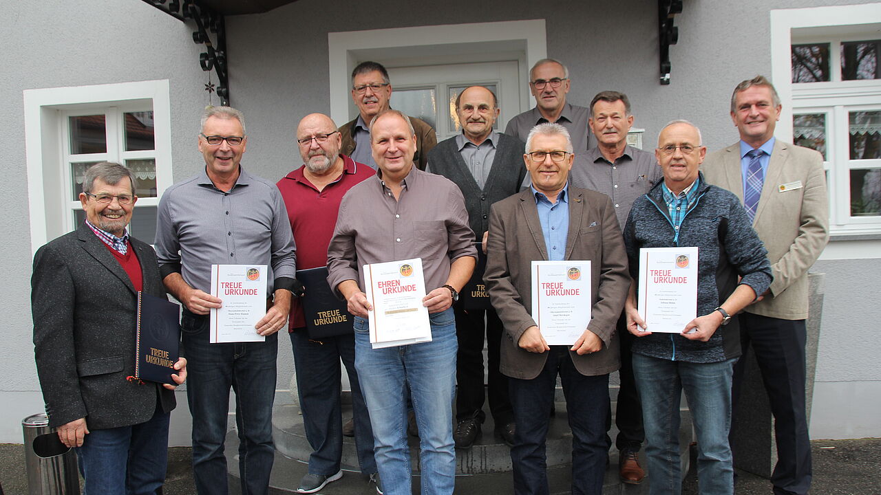 Die geehrten Mitglieder der Kameradschaft mit Oberstabsfeldwebel a.D. Bernhard Hauber (r.) Foto: DBwV