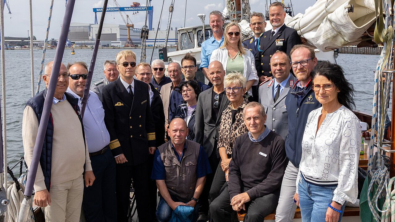 Ein gemischtes Publikum aus Bundeswehr, Politik und Gesellschaft hatte sich zur Ausfahrt des Landesverbandes Ost bei der Hanse Sail eingefunden. Foto: DBwV/Flachsmeier