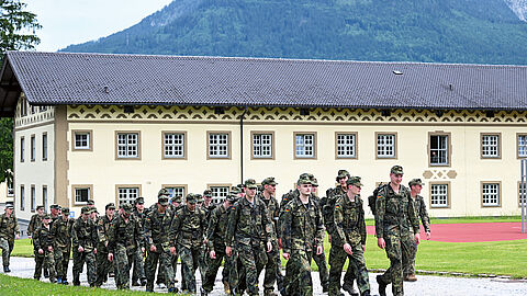 Soldatinnen und Soldaten drigend gesucht: Hier, in der Jägerkaserne in Berchtesgaden/Bischofswiesen, erkunden junge Frauen und Männer den Dienst in der Truppe. Foto: picture alliance/SZ Photo/Stephan Rumpf