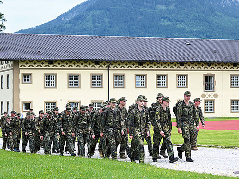 Soldatinnen und Soldaten drigend gesucht: Hier, in der Jägerkaserne in Berchtesgaden/Bischofswiesen, erkunden junge Frauen und Männer den Dienst in der Truppe. Foto: picture alliance/SZ Photo/Stephan Rumpf