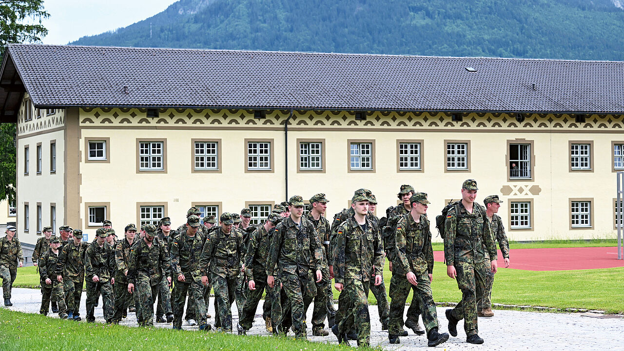 Soldatinnen und Soldaten drigend gesucht: Hier, in der Jägerkaserne in Berchtesgaden/Bischofswiesen, erkunden junge Frauen und Männer den Dienst in der Truppe. Foto: picture alliance/SZ Photo/Stephan Rumpf
