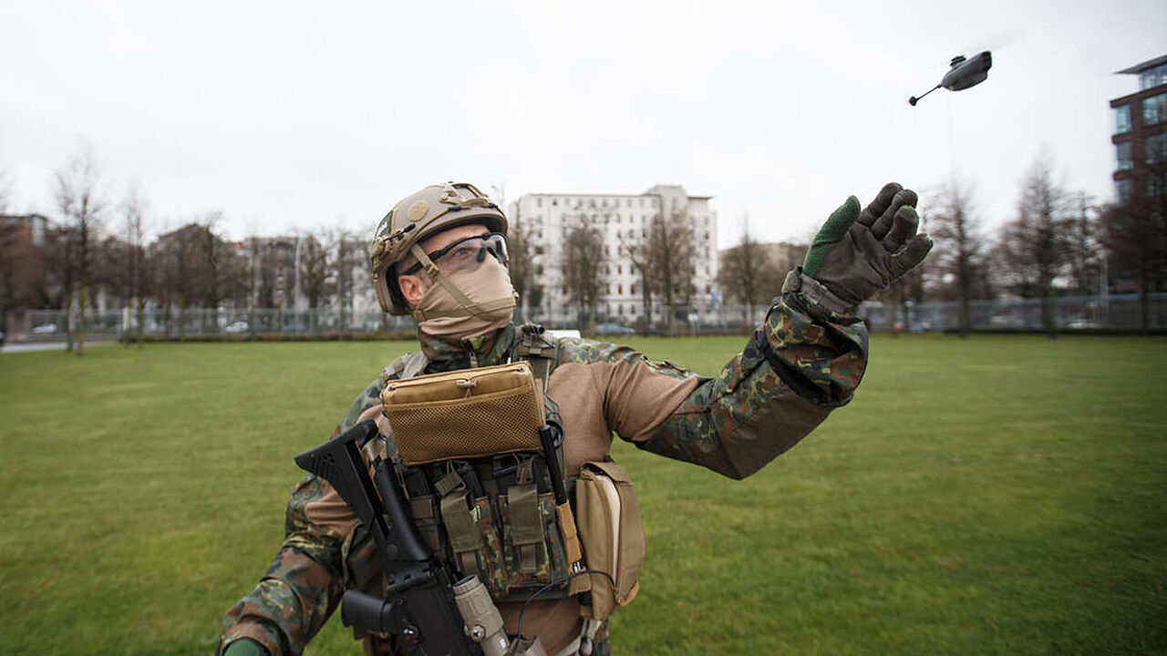 Die kleine Black Hornet PD-100 Personal Reconnaissance. Foto: Bundeswehr/Jana Neumann