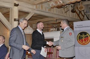 Daniel Grabmann (M.) erhält die Verdienstnadel in Bronze für herausragende Arbeit bei der Mitgliederwerbung von Landesvorsitzendem Stärk (l.) und Stellvertreter Oberstleutnant Josef Rauch. Foto: Oliver Hartmann