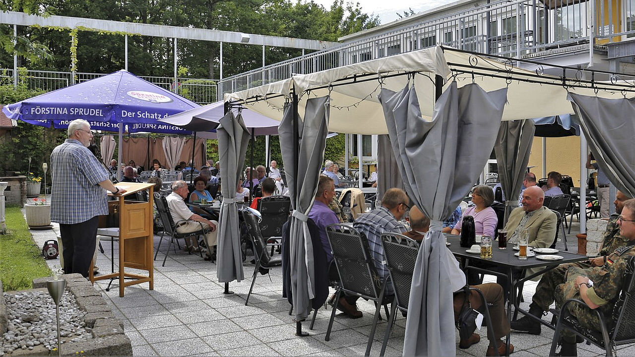 Zum traditionellen Sommerfest begrüßt Vorsitzender Siegbert Schneider Mitglieder und Gäste. Foto: Dieter Gürz