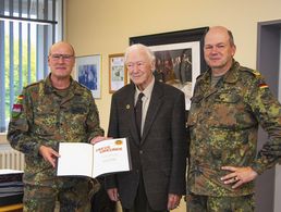 Bezirksvorsitzender Hauptmann Oliver Hartmann dankt Generalmajor a.D. Georg Ruprecht von Butler in Gegenwart seines Sohnes Generalmajor Ruprecht Horst von Butler, Kommandeur der 10. Panzerdivision, für 60 Jahre Mitgliedschaft im DBwV.  Fotos: G1 Presse/10. PzDiv 