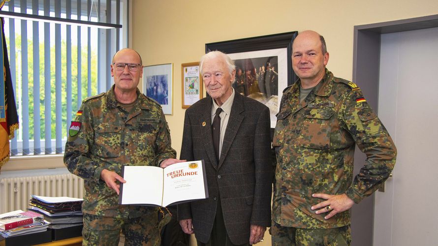 Bezirksvorsitzender Hauptmann Oliver Hartmann dankt Generalmajor a.D. Georg Ruprecht von Butler in Gegenwart seines Sohnes Generalmajor Ruprecht Horst von Butler, Kommandeur der 10. Panzerdivision, für 60 Jahre Mitgliedschaft im DBwV.  Fotos: G1 Presse/10. PzDiv 