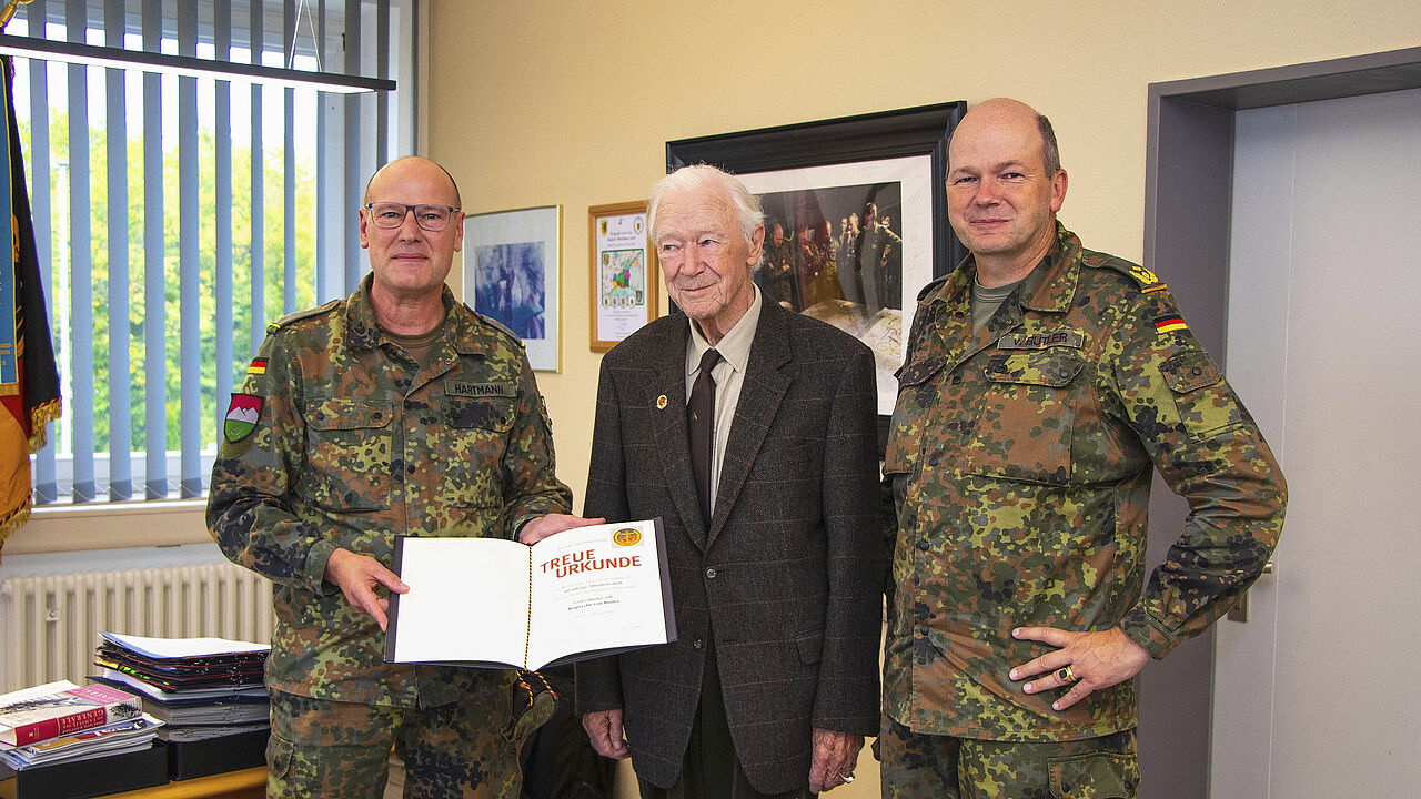 Bezirksvorsitzender Hauptmann Oliver Hartmann dankt Generalmajor a.D. Georg Ruprecht von Butler in Gegenwart seines Sohnes Generalmajor Ruprecht Horst von Butler, Kommandeur der 10. Panzerdivision, für 60 Jahre Mitgliedschaft im DBwV.  Fotos: G1 Presse/10. PzDiv 