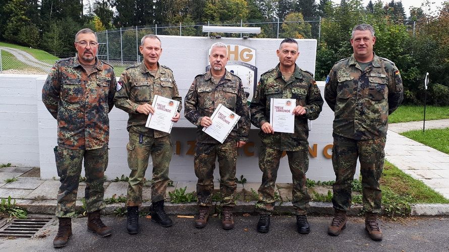 Vorsitzender Markus Wittmann (v.l.n.r.), die Stabsfeldwebel Walter Hammon, Dieter Müller und Martin Kohlberger und der stellvertretende Vorsitzende Tobias Ebner. Fotos: Markus Wittmann