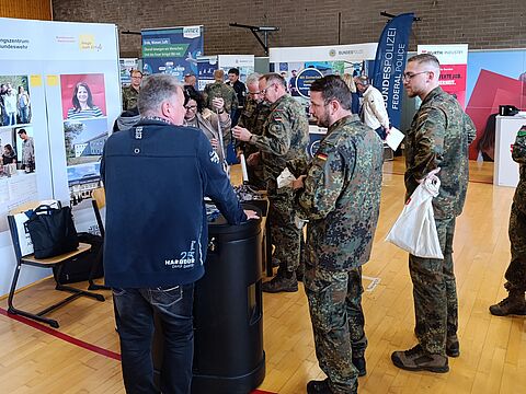 Bei der 10. Jobmesse des BfD am Standort Hammelburg stellten die zahlreichen Aussteller berufliche Chancen ihrer Firmen und Angebote der Bildungseinrichtungen vor. Foto: Jürgen Schreier