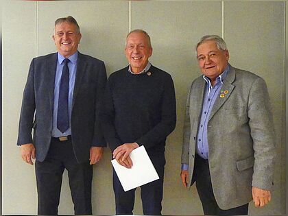 Vorsitzender ERH Bernhard Hauber dankt Hauptmann d.R. Harald Müller mit der Verdienstnadel in Bronze. Foto: Horst Niedermüller