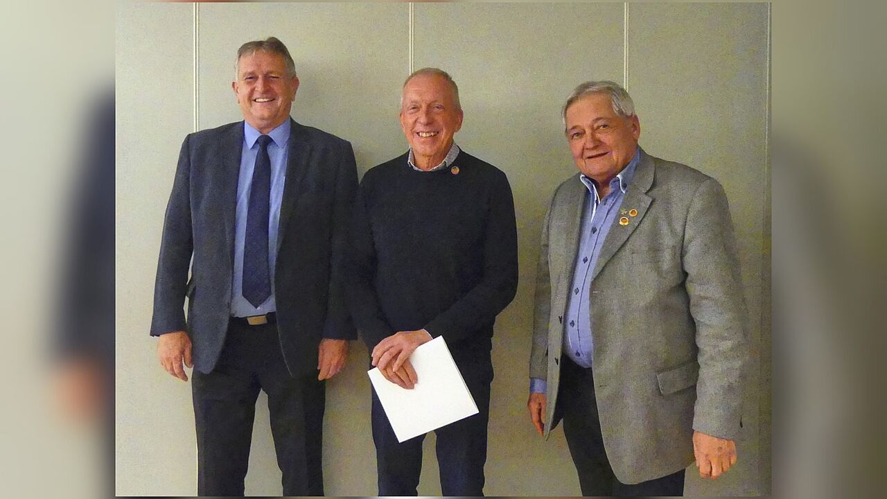 Vorsitzender ERH Bernhard Hauber dankt Hauptmann d.R. Harald Müller mit der Verdienstnadel in Bronze. Foto: Horst Niedermüller