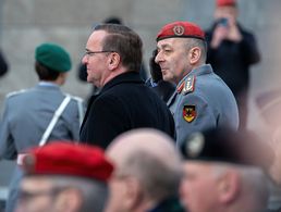 General Carsten Breuer (r.), hier bei seiner Amtseinfühung als Generalinspekteur mit Verteidigungsminister Boris Pistorius, will Strukturen bei der Bundeswehr entschlacken und Prozesse beschleunigen. Foto: Bundeswehr/Steve Eibe