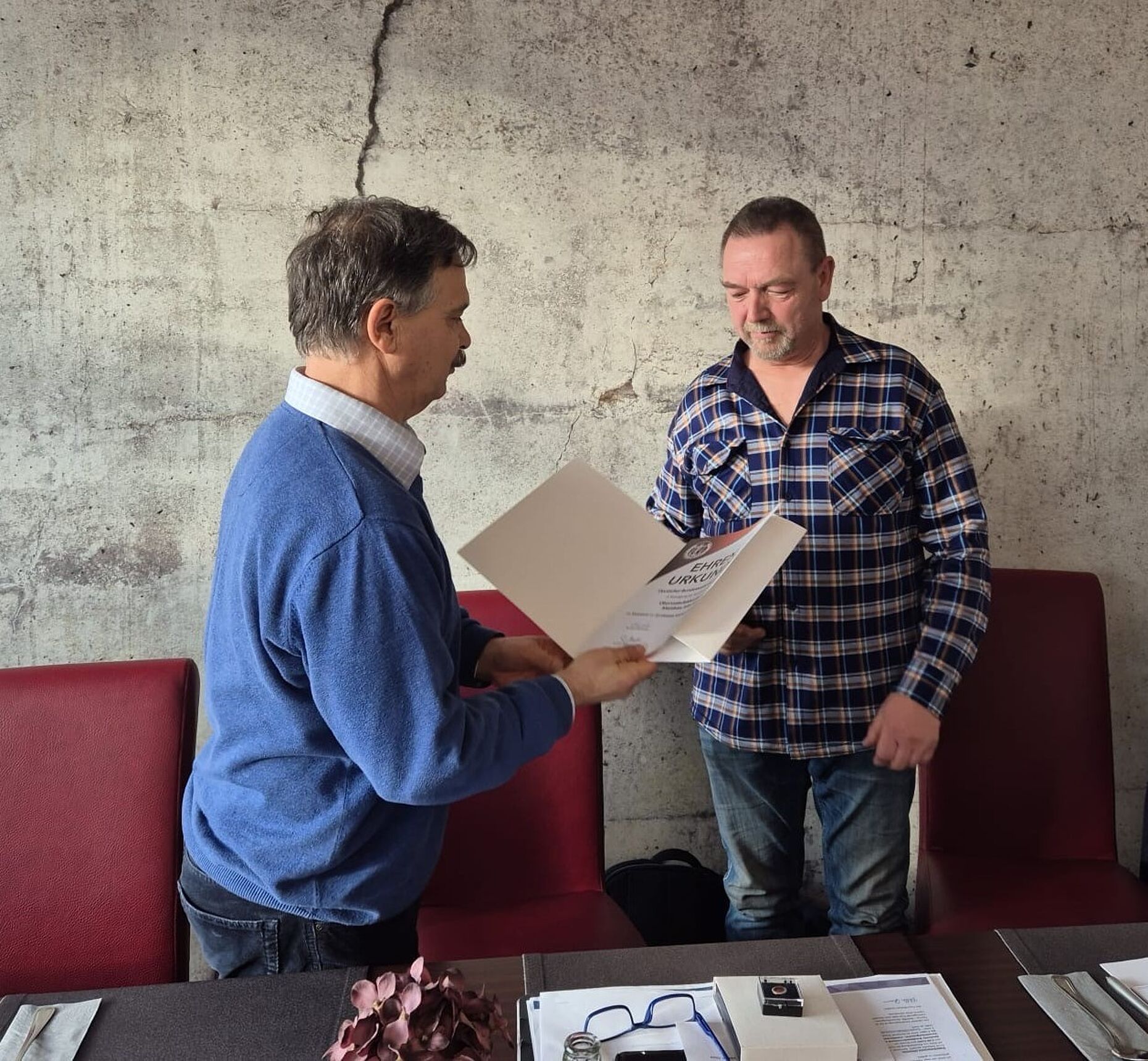 Oberstabsfeldwebel a.D. Matthias Jetschick (r) erhält die Ehrenmedaille für 20 Jahre Mandatstätigkeit im DBwV. Foto: Andreas Jahnholz