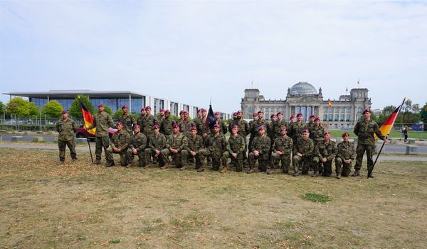 Gruppenfoto vor dem Reichstag. Foto: DBwV/Eva Krämer
