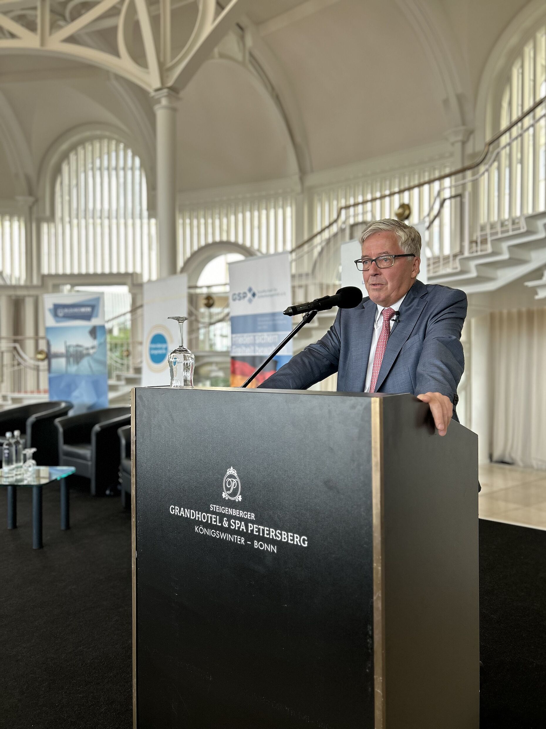 „Wir leben in einem Zeitalter strategischer Überraschungen“, sagte Dr. Hans-Peter Bartels, Präsident der Gesellschaft für Gesellschaft und Wehrbeauftragter a.D. Foto: DBwV/Oliver Krause