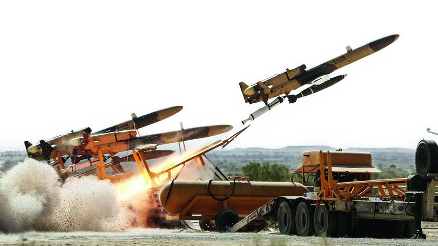 Iranische Drohnen beim Start: Die fliegenden Bomben sind um ein vielfaches billiger als Kampfflugzeuge und schwerer zu bekämpfen. Foto: IMAGO/Iranian Army Office