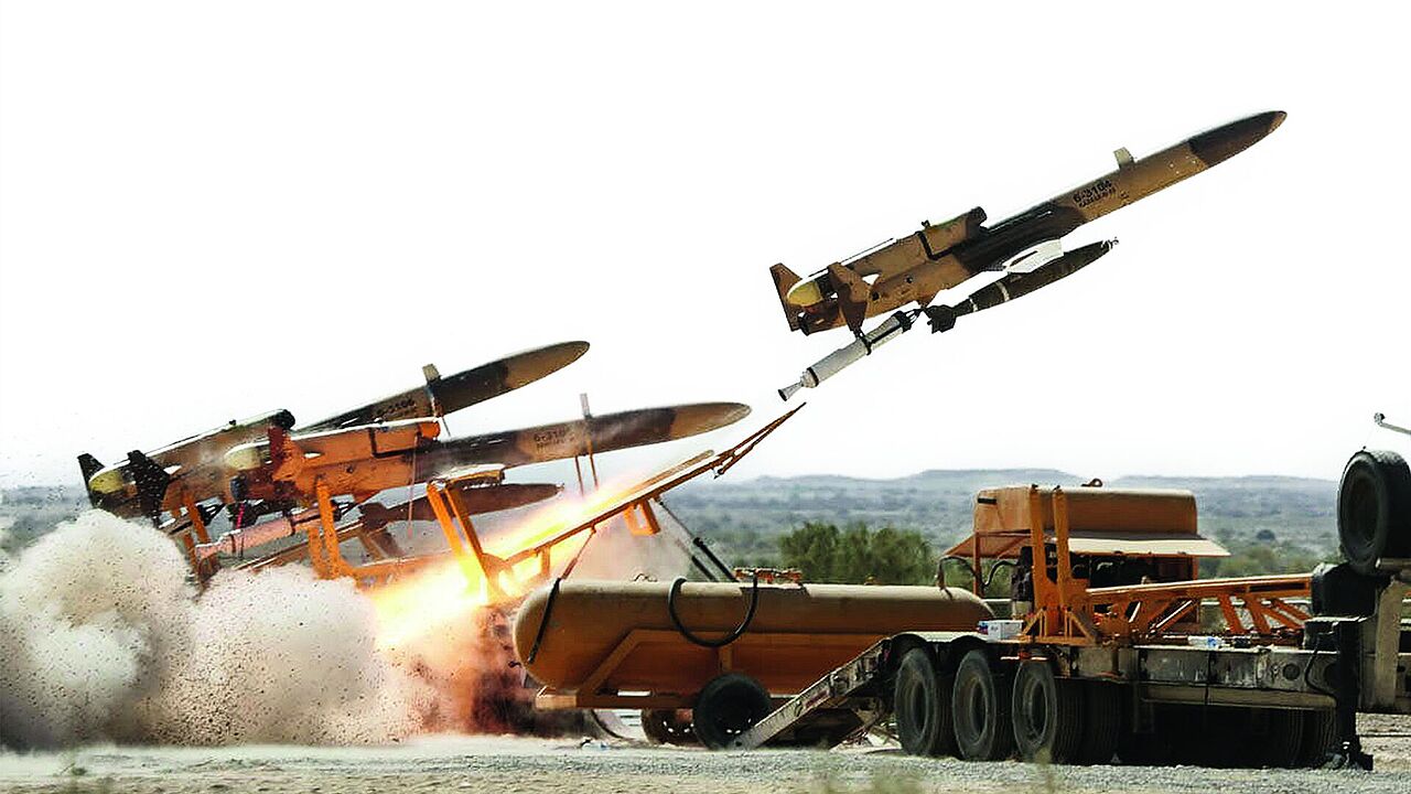 Iranische Drohnen beim Start: Die fliegenden Bomben sind um ein vielfaches billiger als Kampfflugzeuge und schwerer zu bekämpfen. Foto: IMAGO/Iranian Army Office