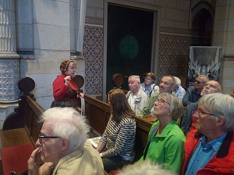 In historischer Verkleidung brachten die kundigen Kirchenführer den Teilnehmern an der Tagesreise die Schlosskirche in Lutherstadt-Wittenberg näher. Foto: Bernd Intemann
