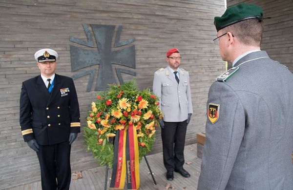 Vor wenigen Tagen legte der Bundesvorsitzende, Oberstleutnant André Wüstner, im Wald der Erinnerung am Einsatzführungskommando in Potsdam einen Kranz zum Gedenken an die Toten der Auslandseinsätze der Bundeswehr nieder. Foto: DBwV/Bombeke