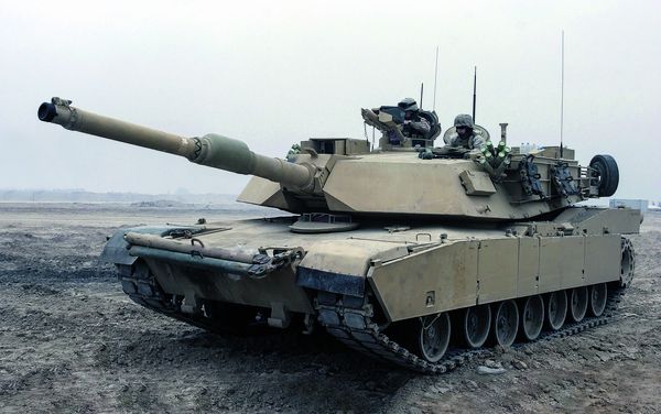 Der Abrams M1A2 ist seit 1980 im Einsatz und hat eine 120-mm-Glattrohrkanone. Dank Gasturbine kommt er auf 1521 PS. Der Abrams M1A2 wiegt 61 Tonnen und erreicht eine Spitzengeschwindigkeit von 67 km/h. Foto: Joseph A. Lambach, U.S. Marine Corps
