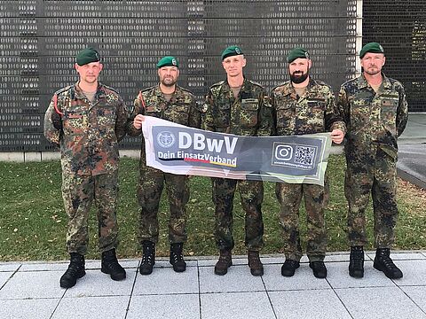 Die Truppenkameradschaft setzt mit dem Marsch Zeichen des Gedenkens und der Kameradschaft. Foto: DBwV