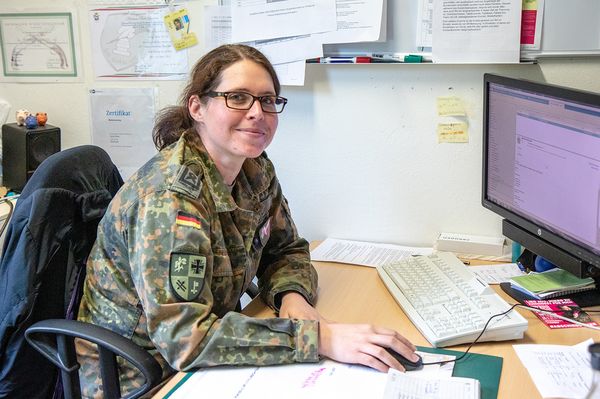 Hauptfeldwebel Julia Fein ist die richtige Adresse für Grußbotschaften in den Einsatz. Foto: DBwV/Hepner