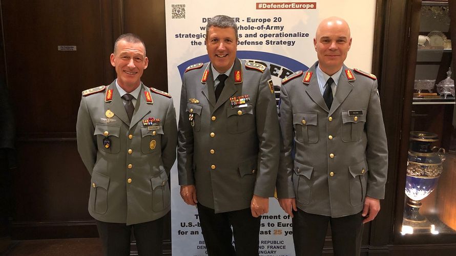 Der neue Abteilungsleiter FüSK, Generalmajor Kai Rohrschneider (l.), sein Amtsvorgänger Generalleutnant Markus Laubenthal, jetzt Stellvertretender GI und Brigadegeneral Hartmut Renk, Stellvertretender Befehlshaber und Chef des Stabes Multinationales Kommando Operative Führung in Ulm. Foto: US Army Europe/Photo by Angela Kershner