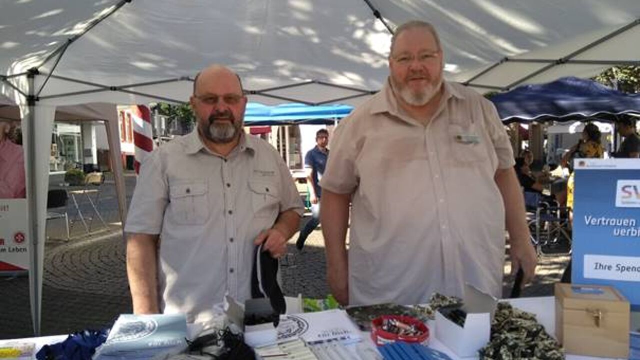Günter Wicht und Heinz Horlbeck informierten auf der Seniorenmesse die Öffentlichkeit zu Aktivitäten des DBwV - der auch Mitglied der Bundesarbeitsgemeinschaft der Seniorenorganisationen (BAGSO) ist. Foto: KERH Hemer