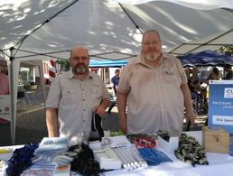 Günter Wicht und Heinz Horlbeck informierten auf der Seniorenmesse die Öffentlichkeit zu Aktivitäten des DBwV - der auch Mitglied der Bundesarbeitsgemeinschaft der Seniorenorganisationen (BAGSO) ist. Foto: KERH Hemer