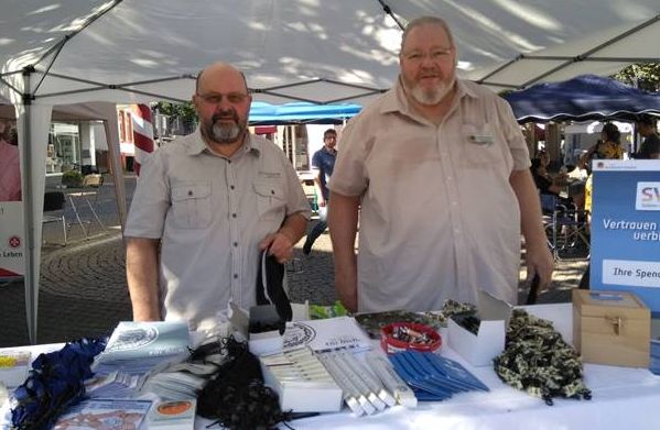 Günter Wicht und Heinz Horlbeck informierten auf der Seniorenmesse die Öffentlichkeit zu Aktivitäten des DBwV - der auch Mitglied der Bundesarbeitsgemeinschaft der Seniorenorganisationen (BAGSO) ist. Foto: KERH Hemer