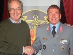 Ferdinand Hansen (l.),  Tagungsleiter und Beisitzer im Landesvorstand Nord, und Stabsfeldwebel a.D. Gerd Dombrowski eröffneten die Tagung. Foto: Johann Fritsch