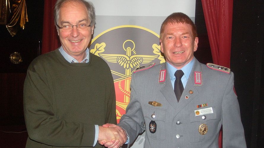 Ferdinand Hansen (l.),  Tagungsleiter und Beisitzer im Landesvorstand Nord, und Stabsfeldwebel a.D. Gerd Dombrowski eröffneten die Tagung. Foto: Johann Fritsch