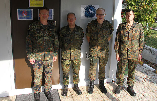 v.l.: OTL Wüstner, BG Mosmann, Kdr DEU EinsKtgt Oberst Siegfried Zeyer, Hauptansprechpartner DBwV Torsten Patzak. Foto: DBwV 