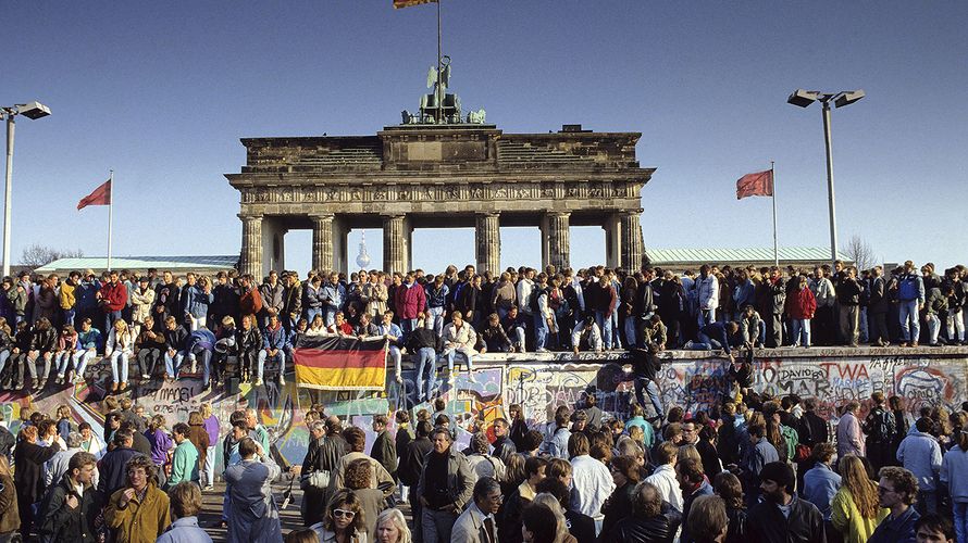 Freude und Jubel an der Mauer beim Brandenburger Tor: Berlin und ganz Deutschland sind wieder vereint. Foto: dpa