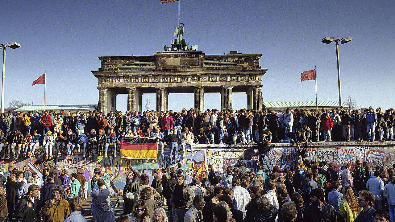 Freude und Jubel an der Mauer beim Brandenburger Tor: Berlin und ganz Deutschland sind wieder vereint. Foto: dpa