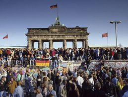 Freude und Jubel an der Mauer beim Brandenburger Tor: Berlin und ganz Deutschland sind wieder vereint. Foto: dpa