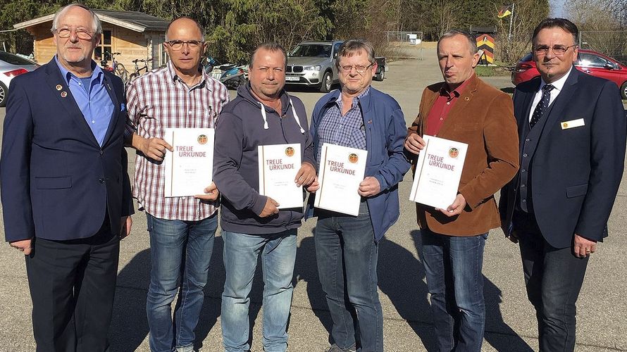 (v.l.): Vorsitzender Rainer Götz mit den ausgezeichneten Mitgliedern Peter Ernst, Günter Trepka, Albert Frei und Bernd Kraffczyk sowie Bezirksvorsitzender Franz Jung. Foto: DBwV