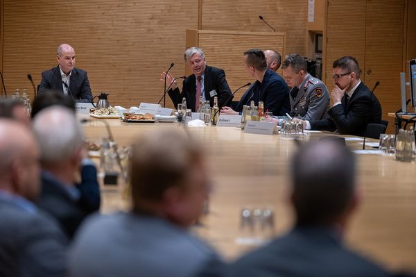 Die Einführung eines Veteranentages stand im Mittelpunkt der Diskussion, es wurden aber zahlreiche weitere Themen angesprochen. Foto: DBwV/Yann Bombeke 