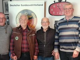 Vorsitzender Oberstleutnant a.D. Klaus Willmes (v.l.), Stabsfeldwebel a.D. Herbert Ott, Oberstleutnant a.D. Maldacker und Oberstabsfeldwebel a.D. Martin Schindler. Foto: sKERH Tuttlingen