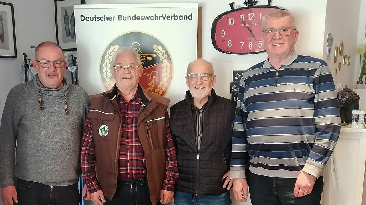 Vorsitzender Oberstleutnant a.D. Klaus Willmes (v.l.), Stabsfeldwebel a.D. Herbert Ott, Oberstleutnant a.D. Maldacker und Oberstabsfeldwebel a.D. Martin Schindler. Foto: sKERH Tuttlingen