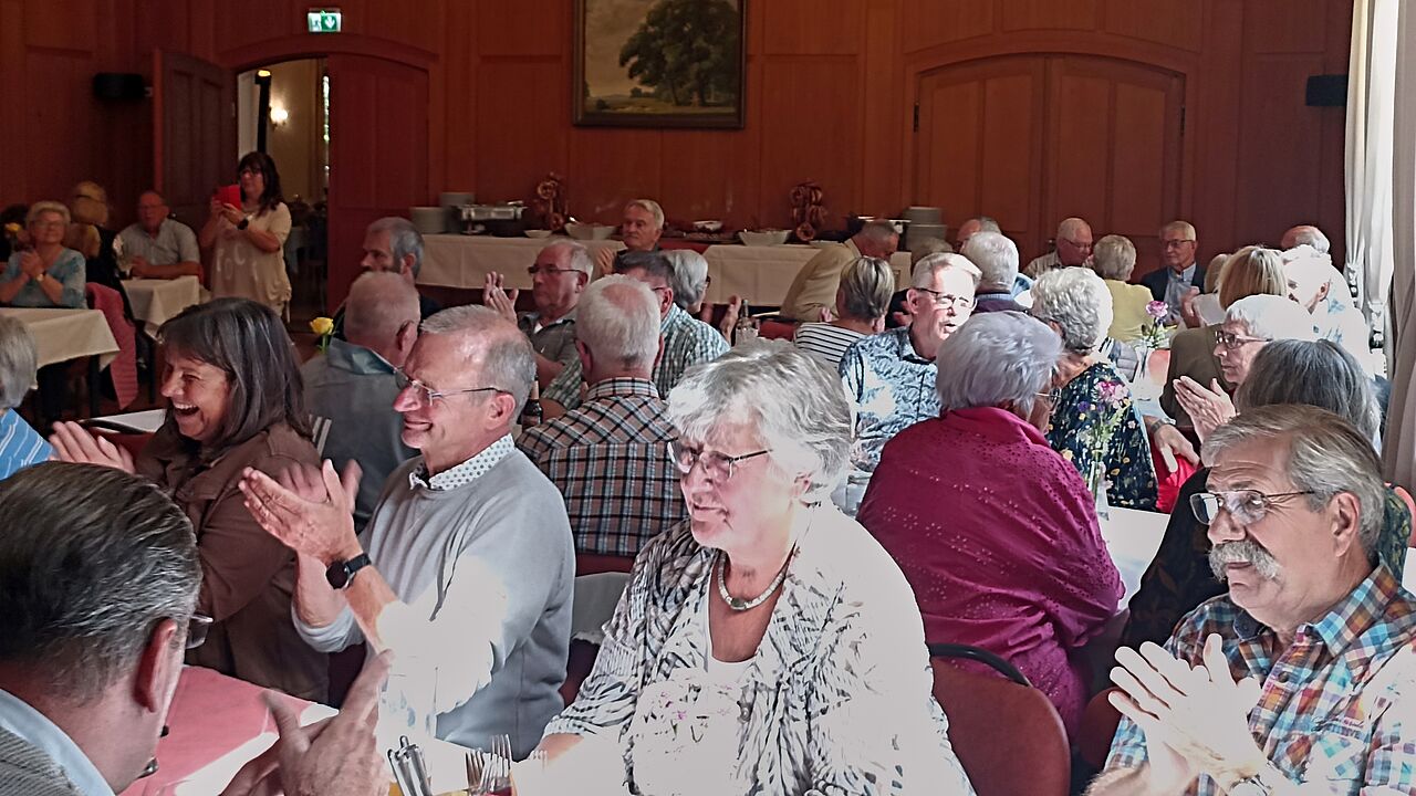 Beim Sommerfest der Kameradschaft ERH Kaufbeuren mit über 80 Mitgliedern und Gäste standen zahlreiche Ehrungen auf dem Programm. Foto: Manfred Odendahl
