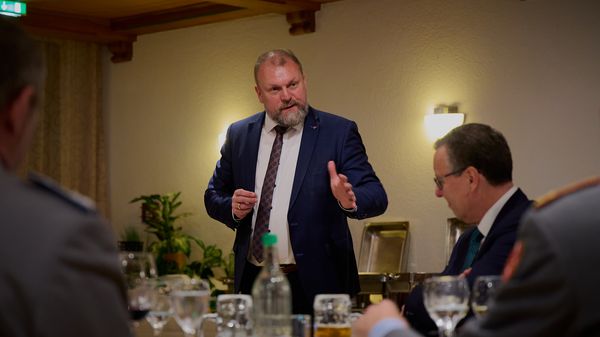 Der Würzburger Landrat Thomas Eberth zeigte sich in seinem Grußwort dankbar für die Möglichkeit des Gedankenaustausch mit den Soldaten bei diesem Regionalempfang. Foto: Ingo Kaminsky