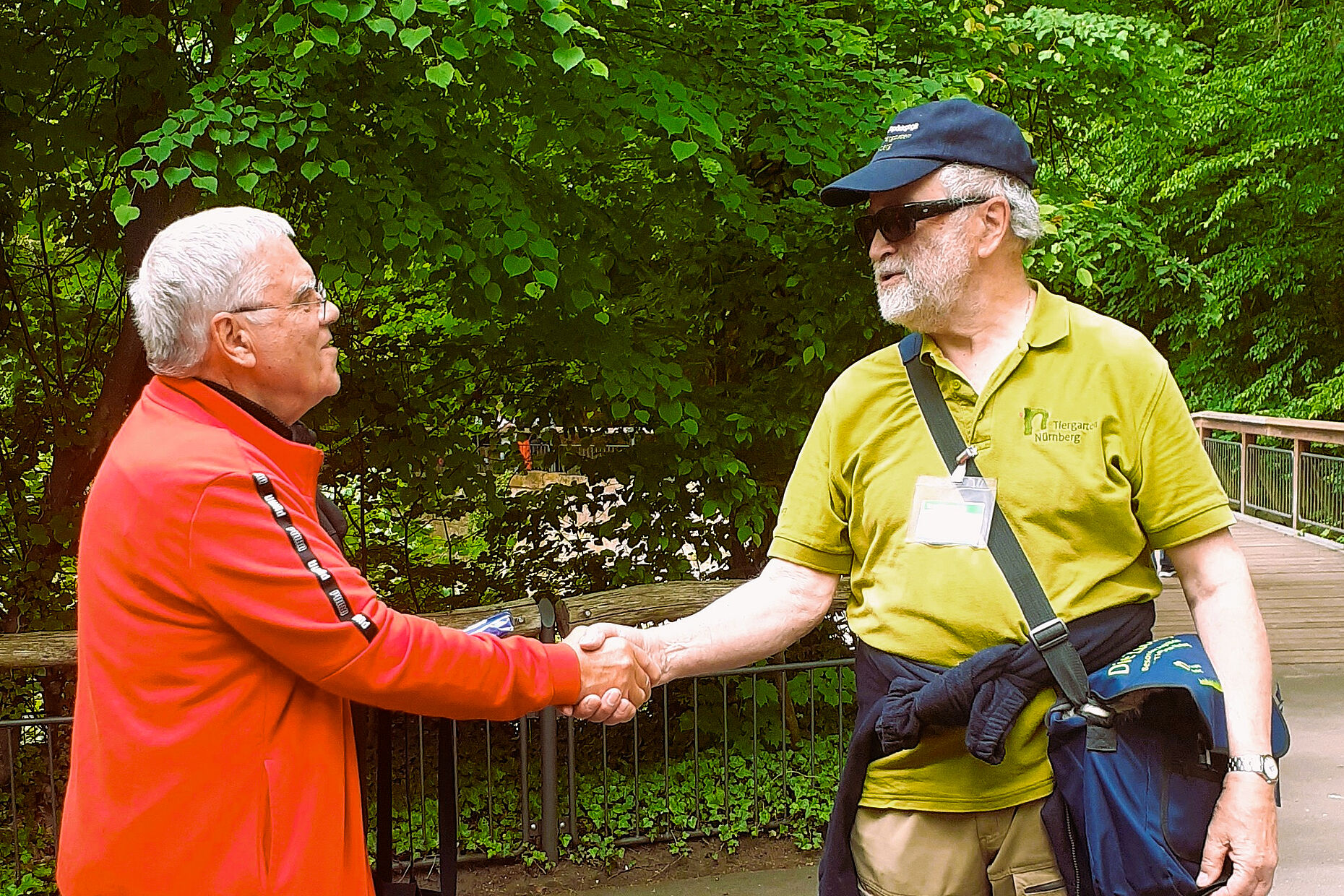 Obergefreiter d.R. Klaus Papenfuß (rechts) erhielt für 50‑jährige Mitgliedschaft im Verband die Treueurkunde. Foto: Bärbel Nickel