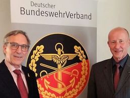 Landesvorsitzender Gerhard Stärk (l.) und der neue Vorsitzende der Kameradschaft, GenMaj a.D. Walter Spindler Foto: DBwV