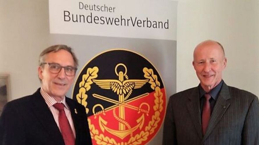 Landesvorsitzender Gerhard Stärk (l.) und der neue Vorsitzende der Kameradschaft, GenMaj a.D. Walter Spindler Foto: DBwV