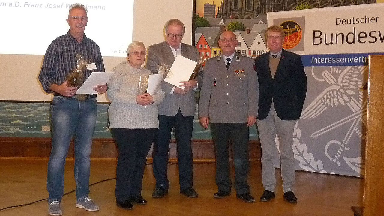 Bei der KERH Köln-Porz-Wahn ehrte Oberstleutnant Lutz Meier zahlreiche Mitglieder. Foto: Manfred Kassner