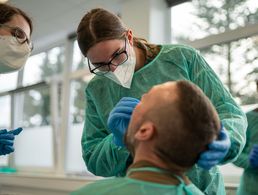 Soldatinnen und Soldaten des Flugabwehrraketengeschwaders 1 werden in Alten- und Pflegeheimen für COVID-19-Schnelltests eingesetzt. Um ein Gefühl für den Abstrich zu bekommen, testeten sie sich zuvor gegenseitig in der Ausbildung. Foto: Twitter Team-Luftwaffe 