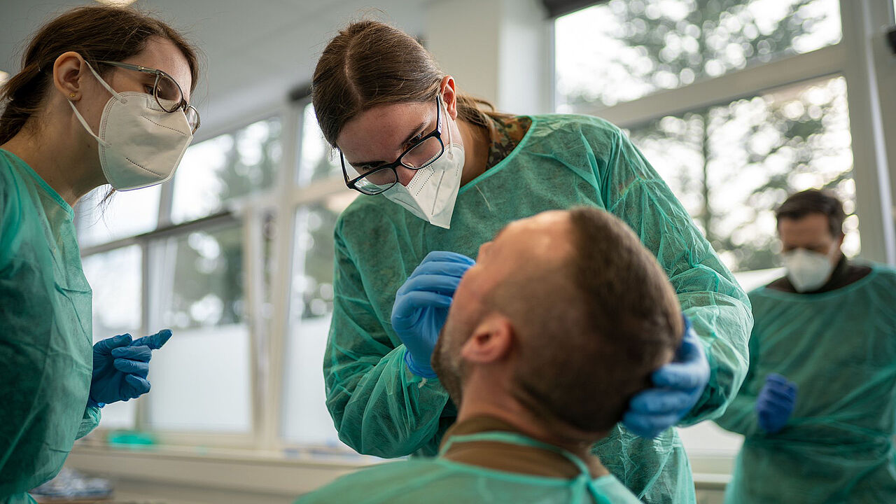 Soldatinnen und Soldaten des Flugabwehrraketengeschwaders 1 werden in Alten- und Pflegeheimen für COVID-19-Schnelltests eingesetzt. Um ein Gefühl für den Abstrich zu bekommen, testeten sie sich zuvor gegenseitig in der Ausbildung. Foto: Twitter Team-Luftwaffe 