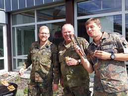 Gute Laune bei gutem Wetter hatten Hauptfeldwebel Rene Hecker, Stabsfeldwebel Peter Till und Hauptfeldwebel Mario Wiesener beim "Angrillen" der sTruKa in Grafschaft. Foto: Hauptfeldwebel Simone Wiesener